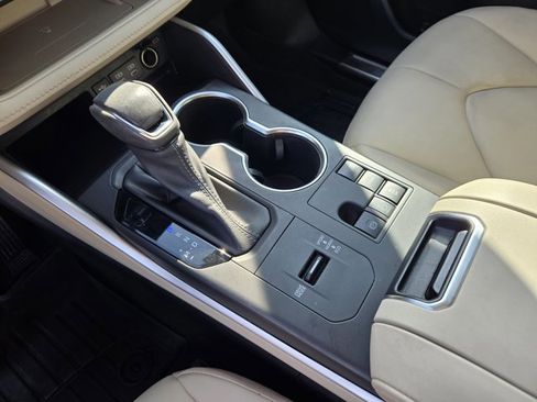 Used 2023 Toyota Highlander XLE image 17