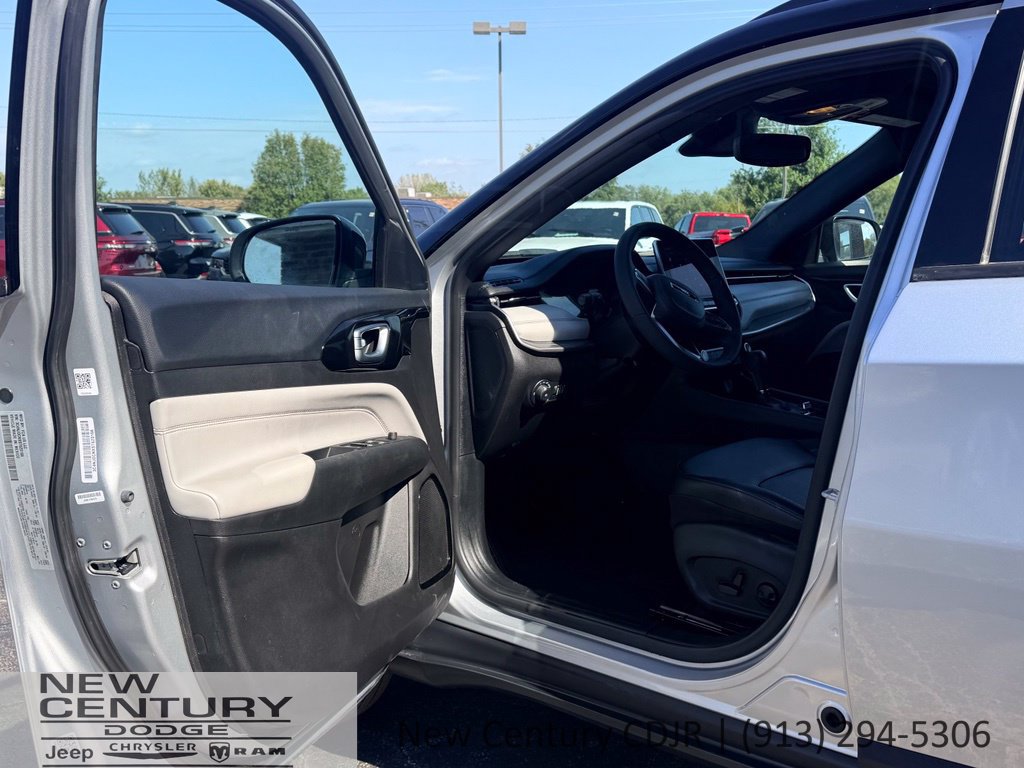 Used 2025 Jeep Compass Limited AWD/4WD image 10