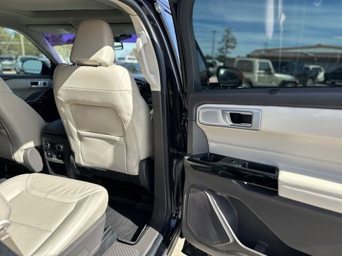 Used 2021 Ford Explorer Platinum w/ Equipment Group 601A image 9