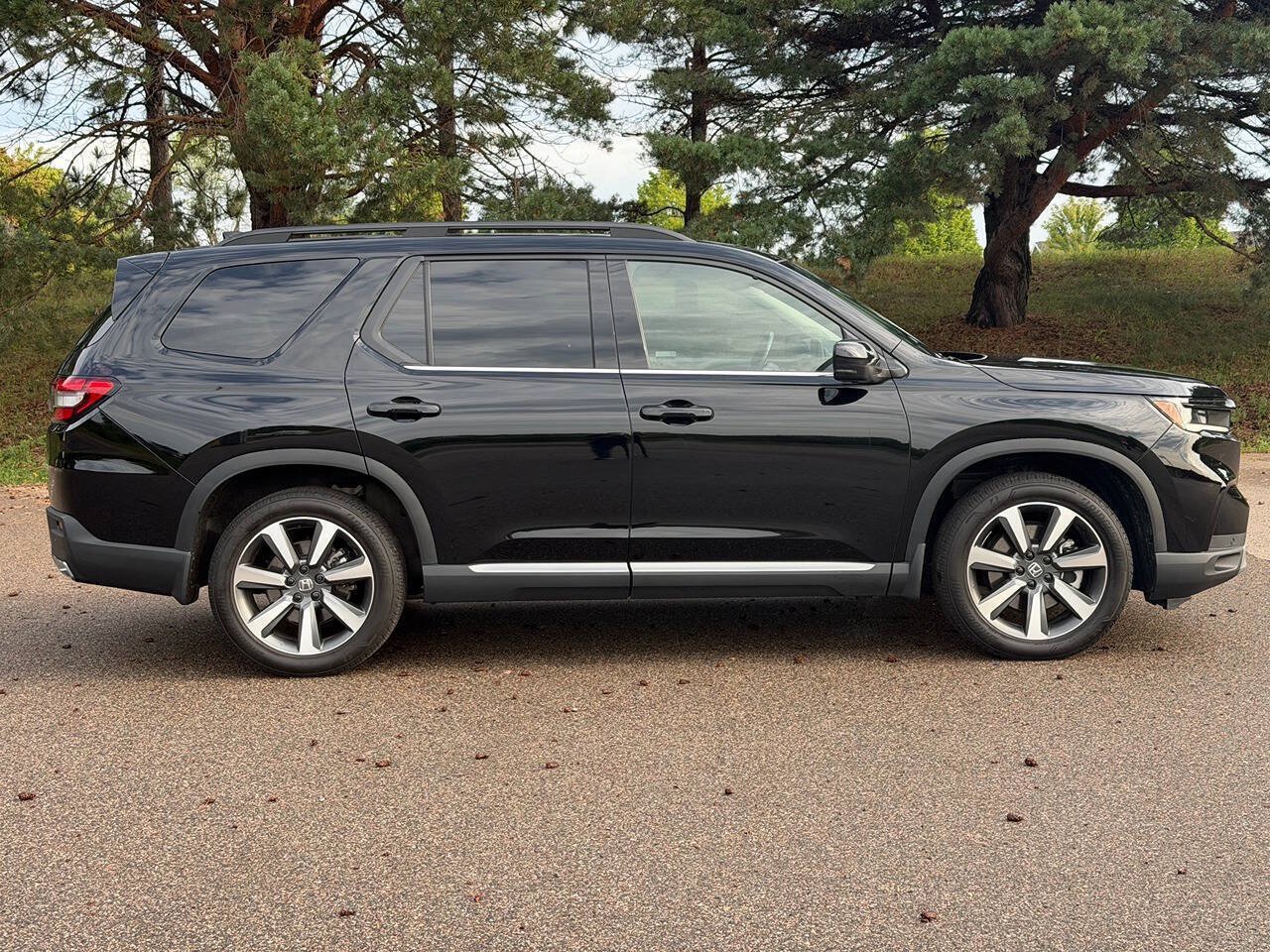 Used 2025 Honda Pilot Elite image 6