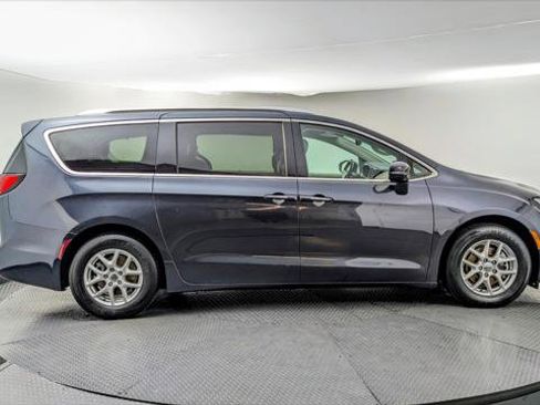 Used 2021 Chrysler Pacifica Touring-L image 9
