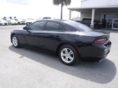 Used 2017 Dodge Charger SE RWD image 6