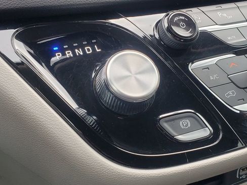 Used 2024 Chrysler Pacifica Touring-L image 30