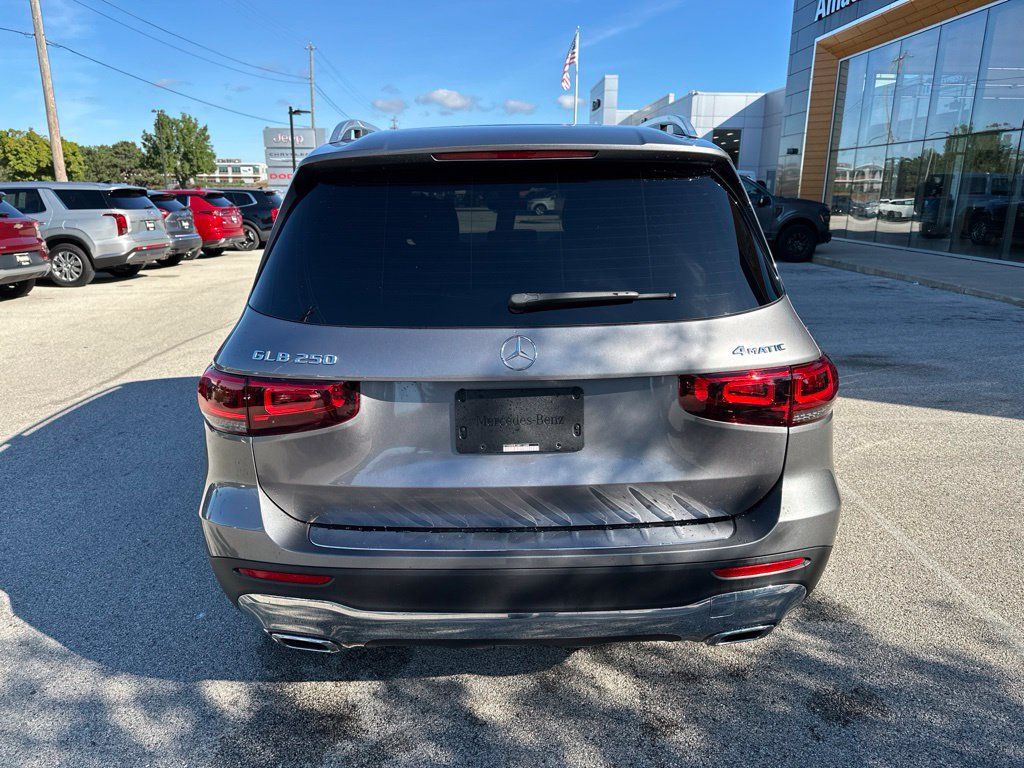 Used 2021 Mercedes-Benz GLB 250 4MATIC w/ Premium Package image 9