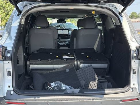 Used 2025 Toyota Sienna XLE FWD image 28