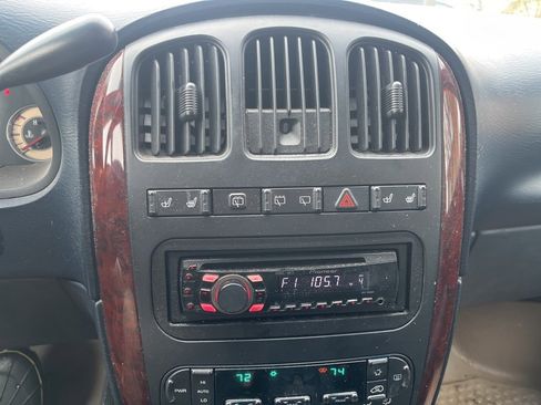 Used 2001 Chrysler Town & Country Limited image 21