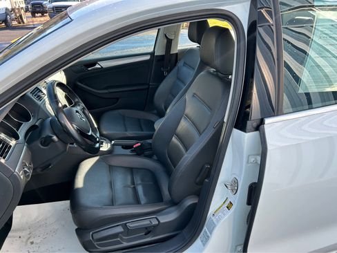 Used 2017 Volkswagen Jetta SE image 9