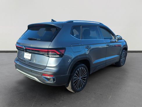 Certified 2025 Volkswagen Taos SE w/ Panoramic Sunroof Package image 5