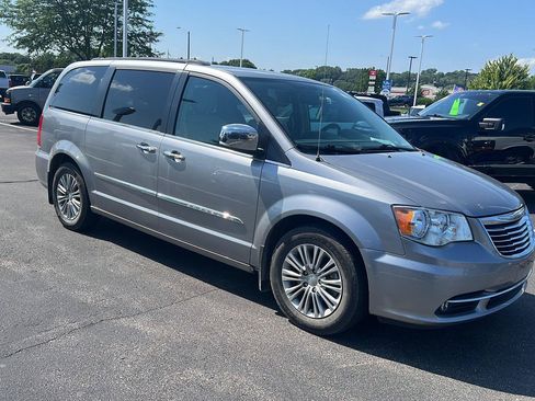 Used 2016 Chrysler Town & Country Touring-L w/ Driver Convenience Group FWD image 2