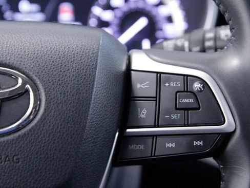 Used 2022 Toyota Highlander XLE AWD/4WD image 27