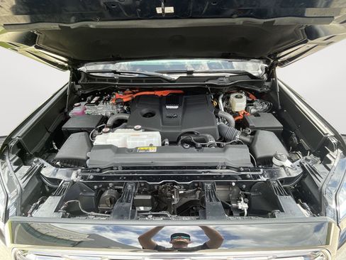 Used 2025 Toyota Sequoia Platinum AWD/4WD image 9