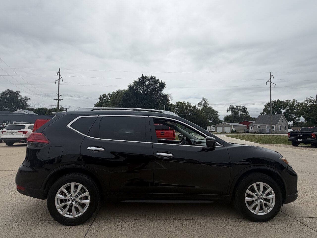 Used 2017 Nissan Rogue SV w/ SV Premium Package FWD image 6