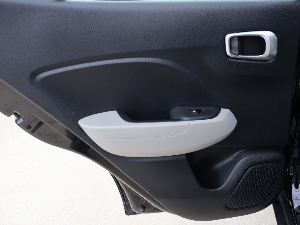 Used 2025 Hyundai Venue SEL FWD image 15