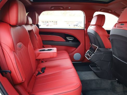 Used 2023 Bentley Bentayga Extended Wheelbase image 31