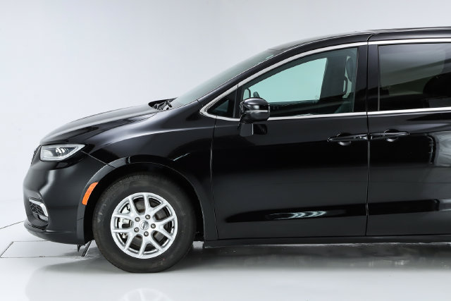 Used 2025 Chrysler Pacifica Select FWD image 3