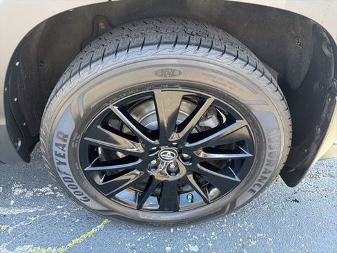 Used 2019 Toyota Highlander AWD V6 image 10