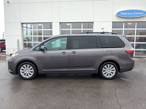 Used 2015 Toyota Sienna Limited image 9