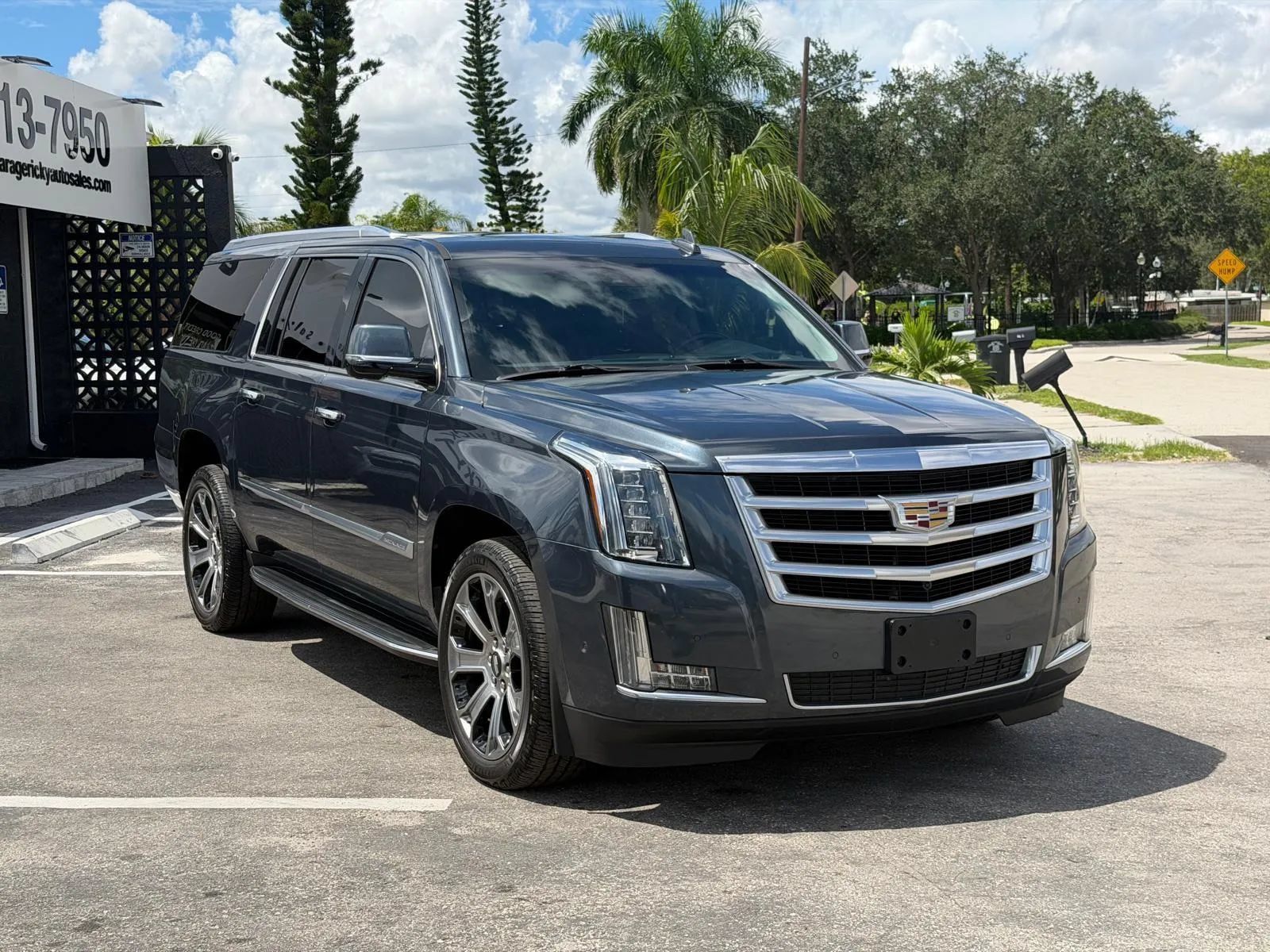 Used 2019 Cadillac Escalade ESV Luxury AWD/4WD image 3