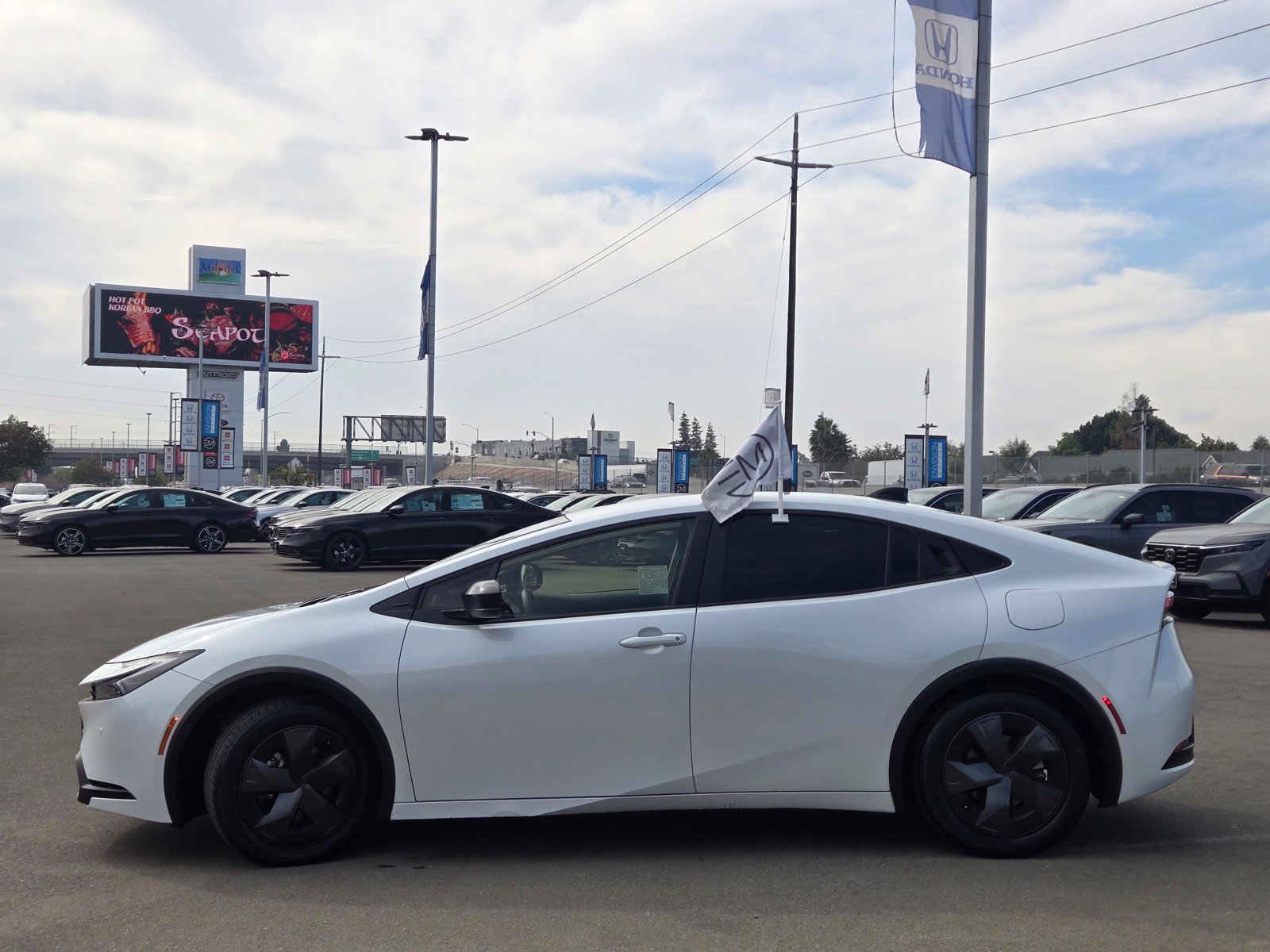 Used 2026 Toyota Prius Plug-In Hybrid FWD image 4