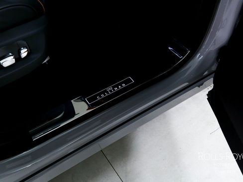 Used 2026 Rolls-Royce Cullinan Black Badge AWD/4WD image 36