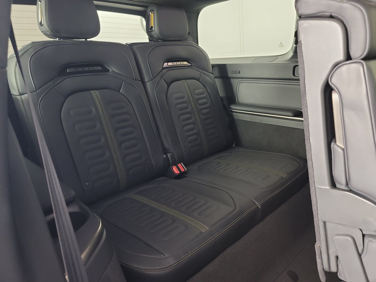 Used 2025 Rivian R1S Adventure Dual AWD/4WD image 25