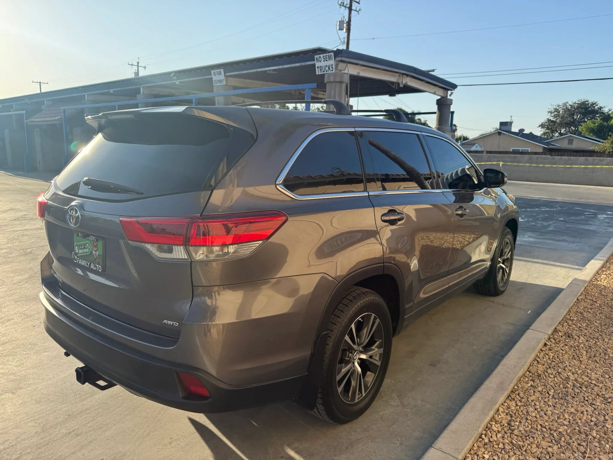 Used 2018 Toyota Highlander LE w/ Carpet Mat Package (TMS) AWD/4WD image 4