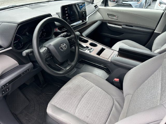 Used 2024 Toyota Sienna LE AWD/4WD image 10