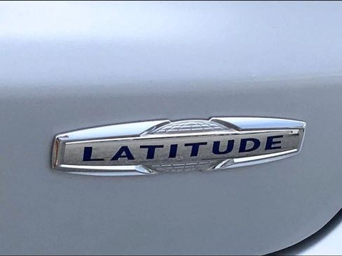 Used 2024 Jeep Compass Latitude AWD/4WD image 10