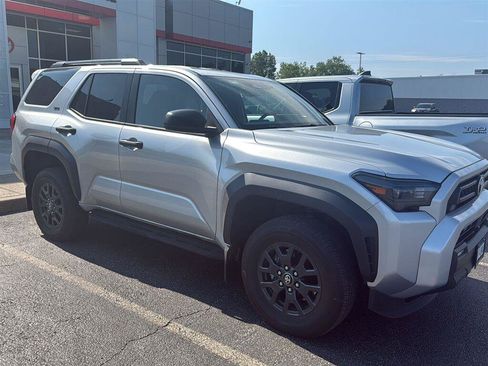 Used 2025 Toyota 4Runner SR5 AWD/4WD image 2