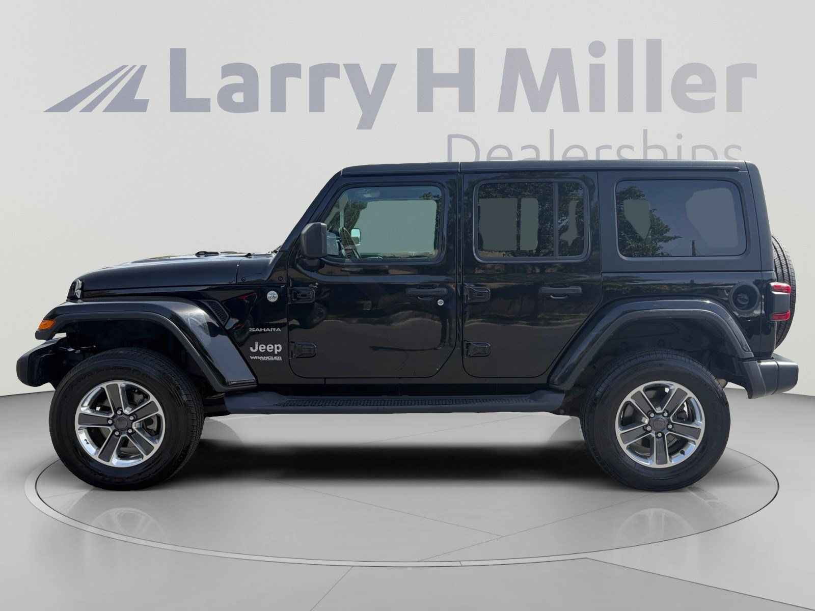 Used 2018 Jeep Wrangler Unlimited Sahara w/ Uconnect 4C Nav & Sound Group AWD/4WD image 2
