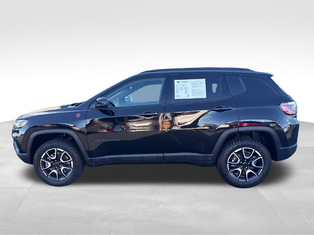 Used 2025 Jeep Compass Trailhawk AWD/4WD image 2