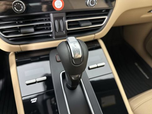 Certified 2026 Porsche Macan AWD/4WD image 33