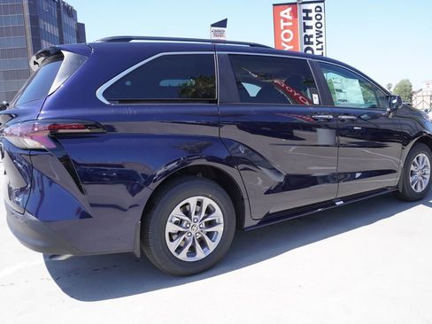 New 2026 Toyota Sienna XLE FWD image 4
