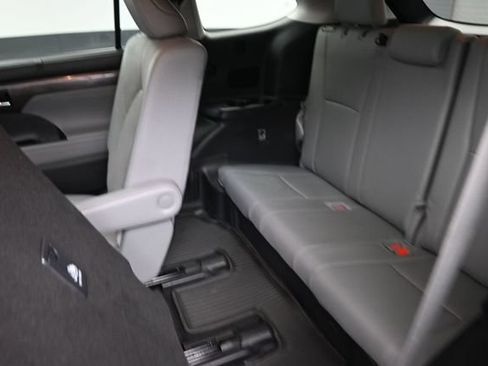 Certified 2024 Toyota Highlander Limited AWD/4WD image 19