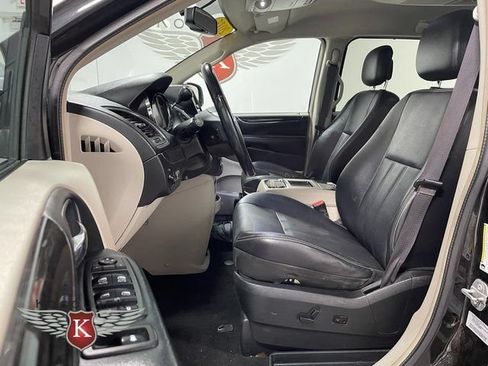 Used 2015 Chrysler Town & Country Touring FWD image 12