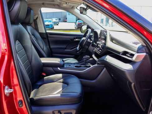 Used 2023 Toyota Highlander XLE AWD/4WD image 10