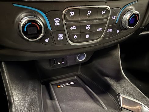 Used 2023 Chevrolet Traverse LT image 37