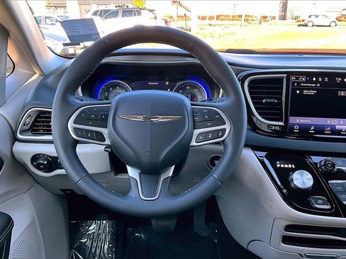 Used 2023 Chrysler Pacifica Touring-L image 7