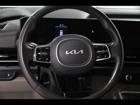 Used 2025 Kia Carnival FWD image 7