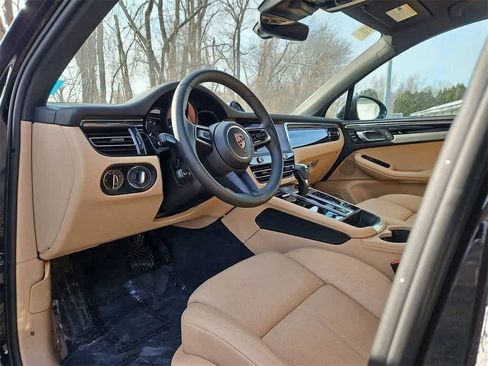 Certified 2025 Porsche Macan image 4
