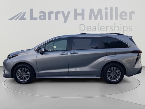 Used 2025 Toyota Sienna XLE FWD image 2