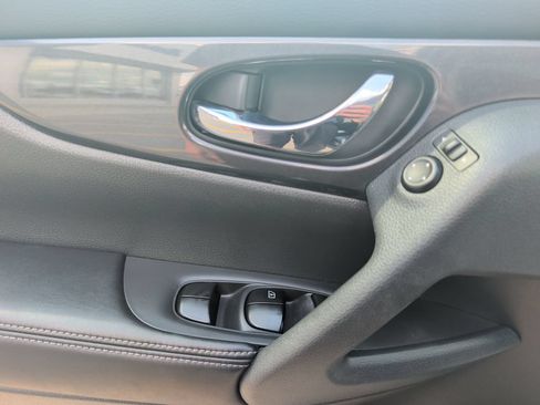 Used 2017 Nissan Rogue SV AWD/4WD image 10