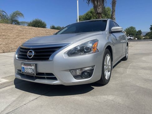 Used 2013 Nissan Altima 2.5 SL w/ Technology Pkg FWD image 2