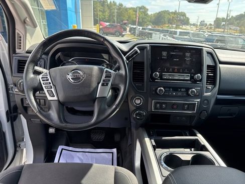 Used 2022 Nissan Titan SV w/ SV Convenience Package image 26