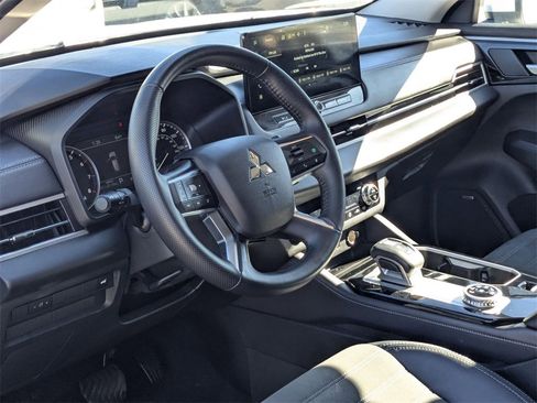 Used 2025 Mitsubishi Outlander SE image 14