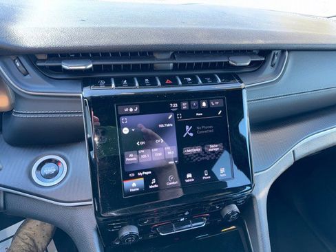 Used 2024 Jeep Grand Cherokee L Laredo image 18