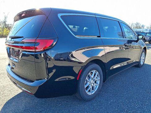 New 2026 Chrysler Pacifica Select image 3