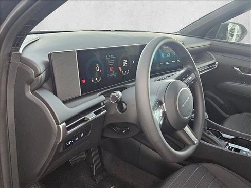 Used 2025 Hyundai Santa Cruz SE FWD image 3