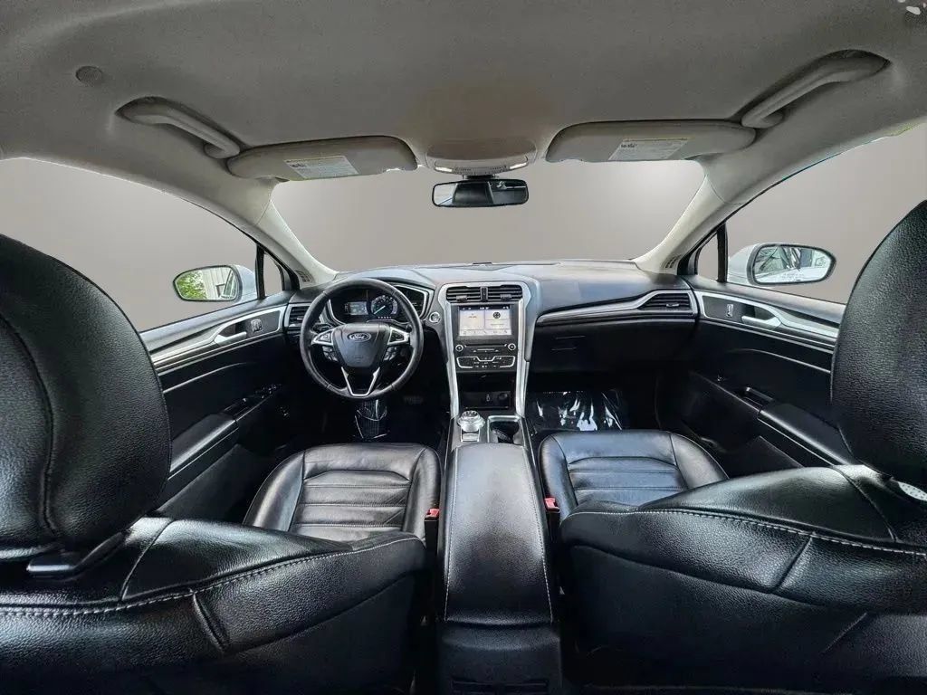 Used 2018 Ford Fusion SE w/ Equipment Group 602A FWD image 9