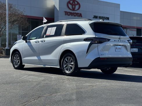 Used 2025 Toyota Sienna XLE w/ XLE Plus Package image 9